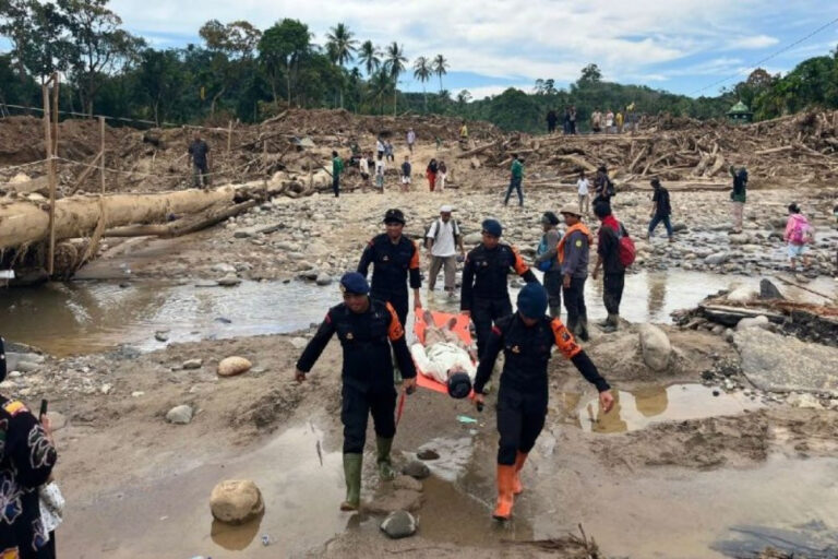 Menteri LH Cabut Operasional 3 Perusahaan yang Diduga Biang Kerok Banjir Sumut