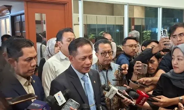 Menteri Hanif Duga Tsunami Kayu di Banjir Sumatera Sisa Pembukaan Lahan Sawit