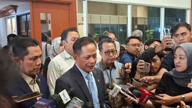 Menteri Hanif Duga Tsunami Kayu di Banjir Sumatera Sisa Pembukaan Lahan Sawit